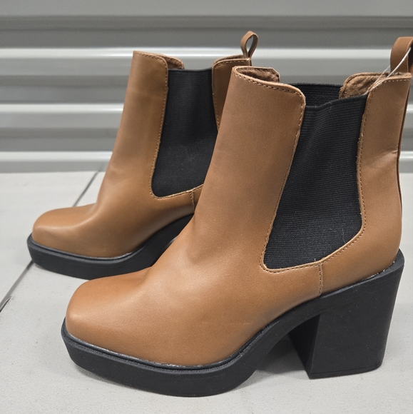 MIA Dru Leather Block Heel Chelsea Boots - Picture 2 of 5